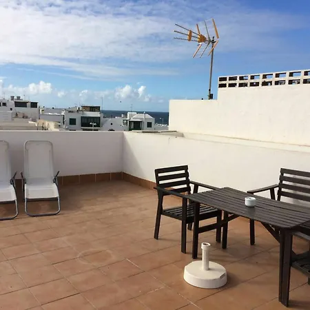 Apartmán Famara - Beachfront, Huge Window & Ocean Views! Teguise (Lanzarote)
