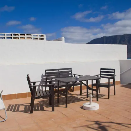Famara - Beachfront, Huge Window & Ocean Views! * Teguise (Lanzarote)
