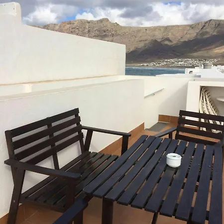 Famara - Beachfront, Huge Window & Ocean Views! * Teguise (Lanzarote)