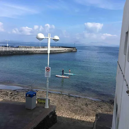 Apartmán Famara - Beachfront, Huge Window & Ocean Views!