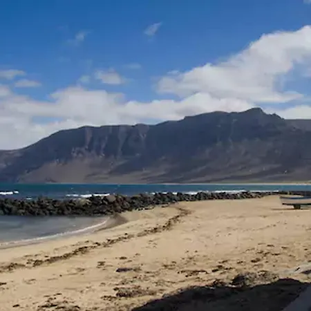 Apartmán Famara - Beachfront, Huge Window & Ocean Views! *