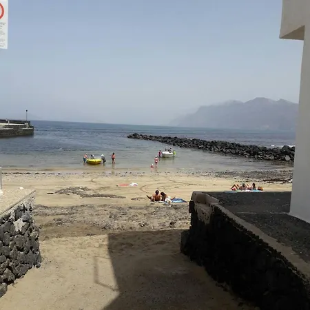 Famara - Beachfront, Huge Window & Ocean Views! Apartmán