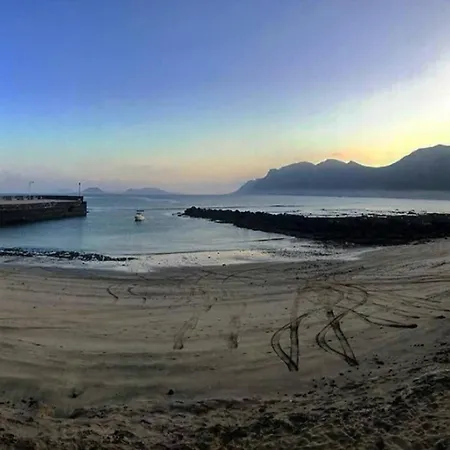 Apartmán Famara - Beachfront, Huge Window & Ocean Views! Teguise (Lanzarote)