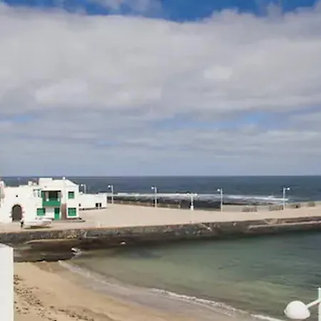 Famara - Beachfront, Huge Window & Ocean Views! * Teguise (Lanzarote)